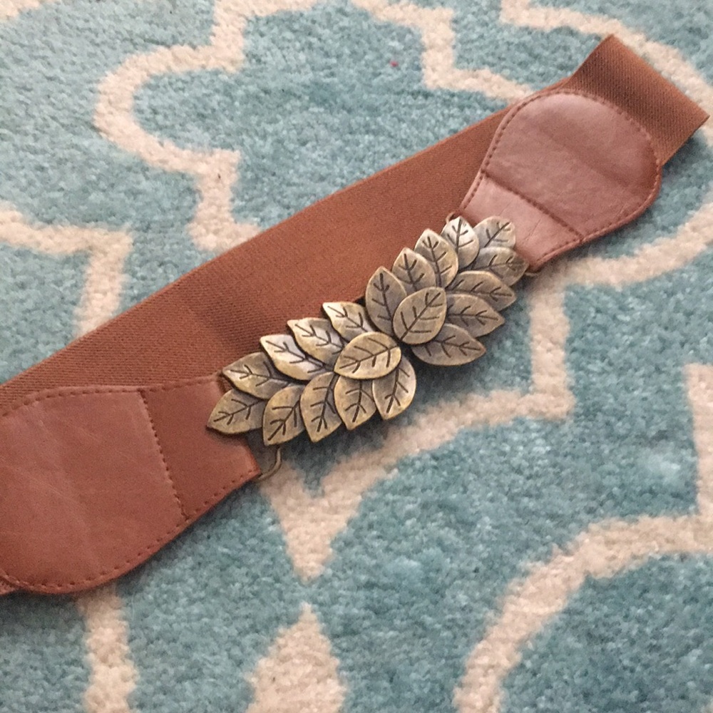 Elastic cinch belt with bronze leaf clasp